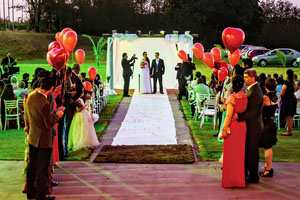 Salão de Festas Espaço Verde Casamento ao Ar Livre Noivos e Convidados